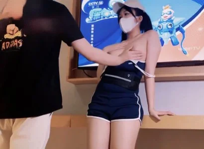 Nhân viên xinh đẹp bán TV may mắn gặp khách hàng