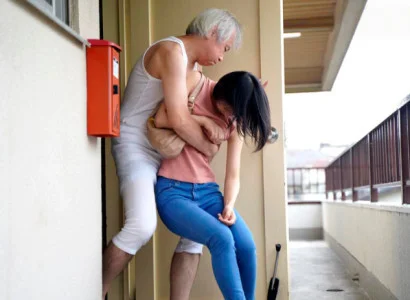 Người vợ trẻ bị bố chồng già cưỡng đoạt