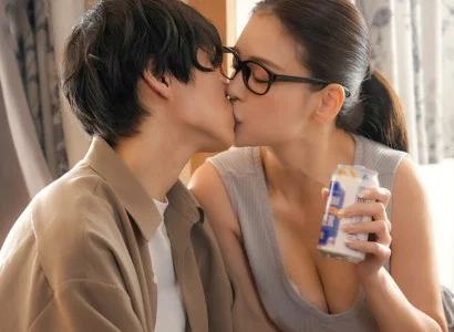 Anh chàng bị bạn gái cắm sừng được chị hàng xóm an ủi chân thành