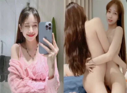 Cặp bạn thân gồm Lâm Thái Vy móc bím trong buổi phát sóng trực tiếp