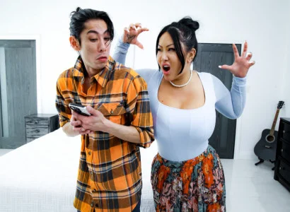 Con trai làm mẹ kế xăm trổ hàng múp tới đỉnh cao