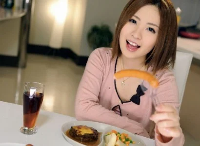 Người đàn ông sau khi ăn tối thì nện em